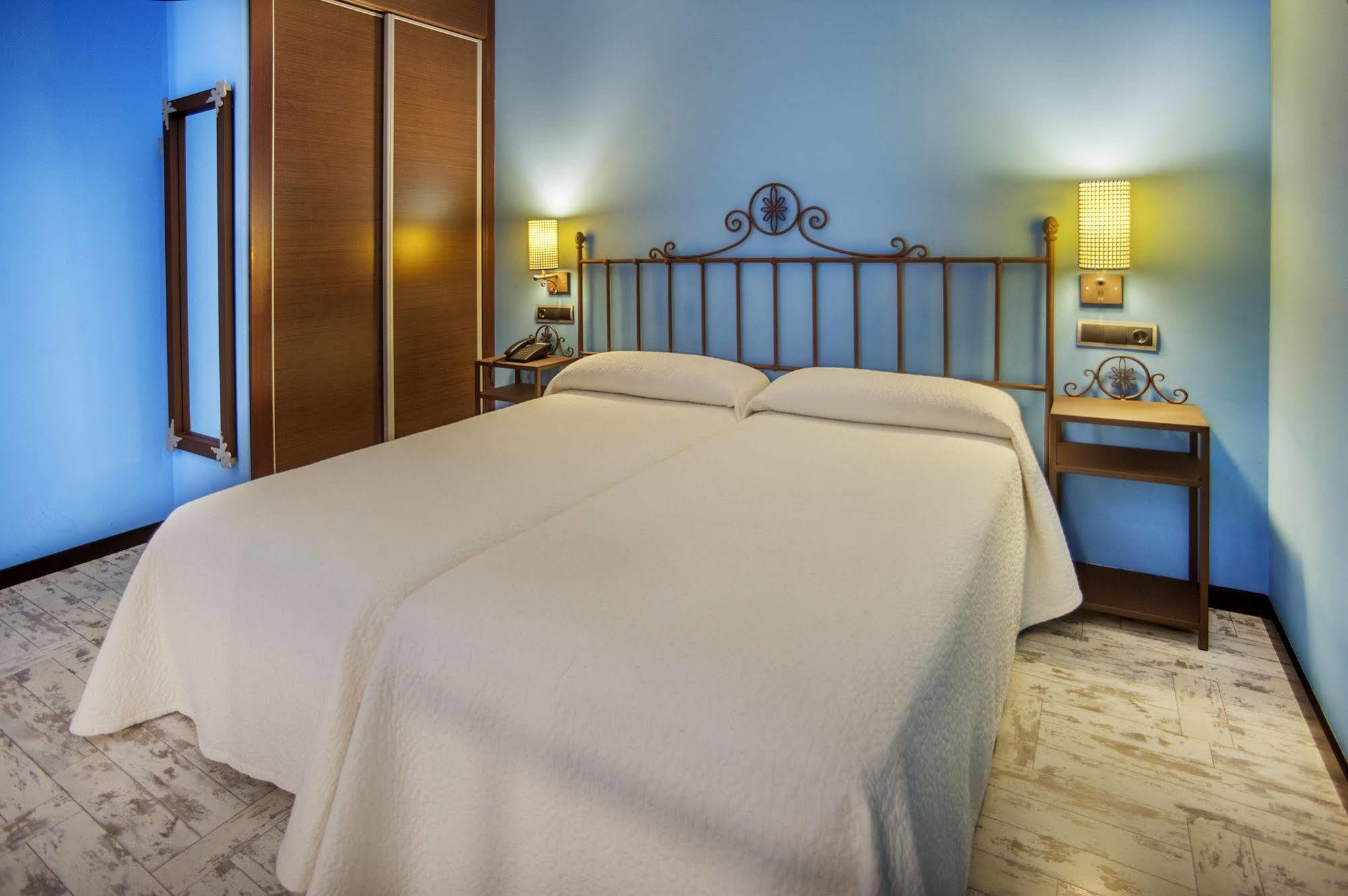 Hotel Moya Honrubia Bagian luar foto
