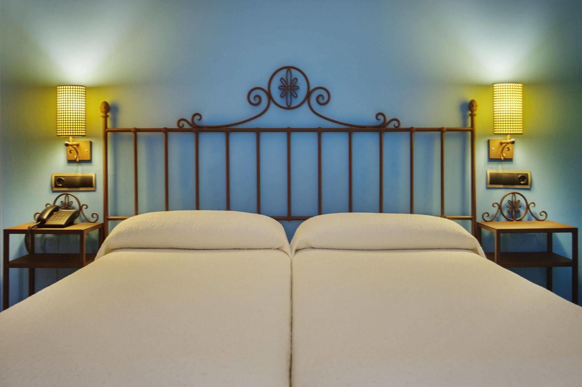 Hotel Moya Honrubia Bagian luar foto
